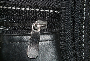 What to be cautious about when choosing zippers?